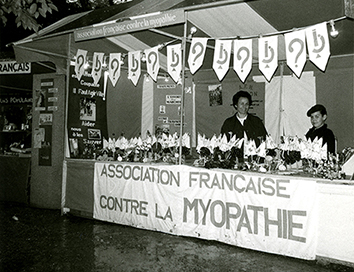 Denis Dalloz en 1968, collecte pour l'AFM-Téléthon lors d'une foire à Reims