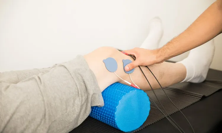 Vignette - Gros plan des électrodes sur le genou du patient à l'hôpital