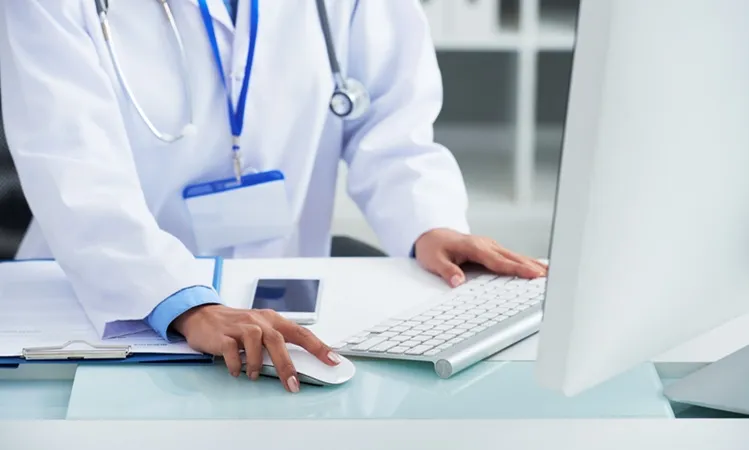 Vignette Actualité - Médecin blouse blanche utilisant un ordinateur au travail