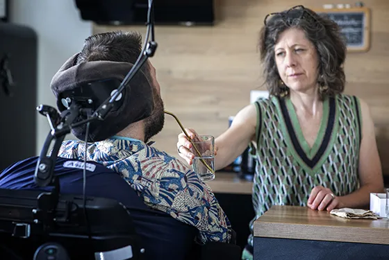 À l’occasion de la Journée des aidants, l’AFM-Téléthon interpelle les pouvoirs publics sur l’urgence d’agir face à la pénurie d’aides à domicile et à ses conséquences dramatiques pour les personnes en situation de grande dépendance