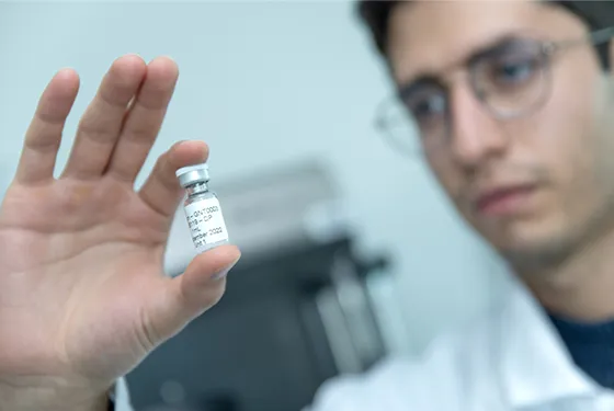 Une malade atteinte du syndrome de Crigler–Najjar, immunisée contre le vecteur AAV utilisé, a pu être traitée par thérapie génique, dans le cadre de l’essai mené par Généthon, grâce à l’administration préalable d’Imlifidase, une enzyme développée par Hansa Biopharma.   