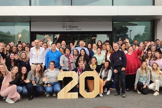 En vingt ans, I-Stem est passé de la découverte des premières lignées de cellules souches à la mise en œuvre d’essais cliniques pionniers et de projets européens d’envergure. 