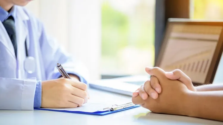 Vignette Actualité : Médecin qui remplit un formulaire avec son patient