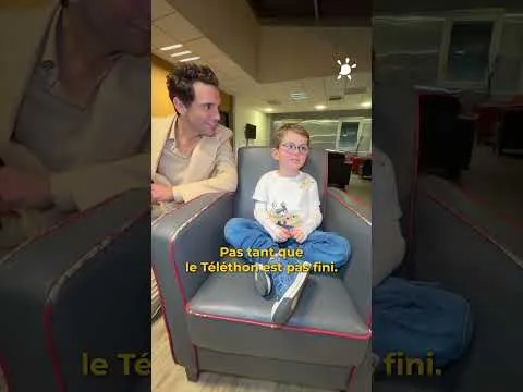 Retrouvailles de Mika avec Paul et Félicie en coulisses