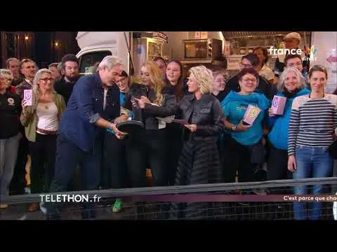 Santa s'essaie à une partie de tennis crêpes.