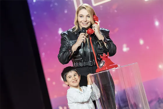 Santa, marraine du Téléthon 2025 en compagnie de Paulin, ambassadeur atteint de la myopathie de Duchenne