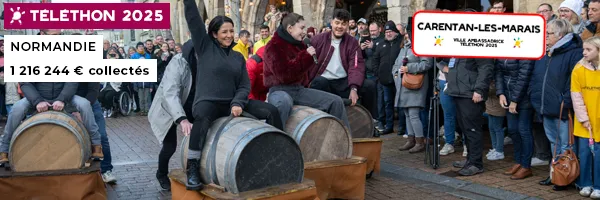 Animation Téléthon en Normandie à Carentan les marais. Des personnes chevauchent des tonneaux à roulettes