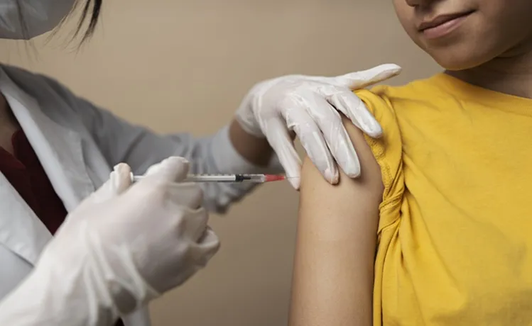 Vignette Actualité - Vue de face fille se faisant vacciner