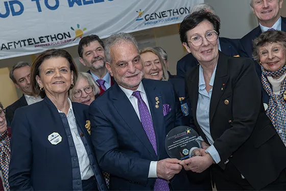 Guy-Bernard Brami et le Conseil des Gouverneurs des Lions de France en visite au laboratoire Généthon de l’AFM-Téléthon à Évry.