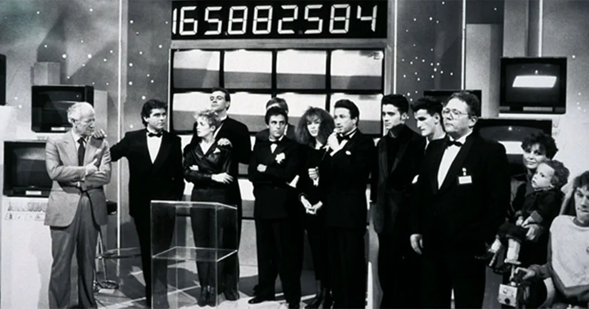Téléthon 1987 : animateurs et membres de l’AFM-Téléthon réunis sur le plateau du premier Téléthon devant le compteur de dons en direct