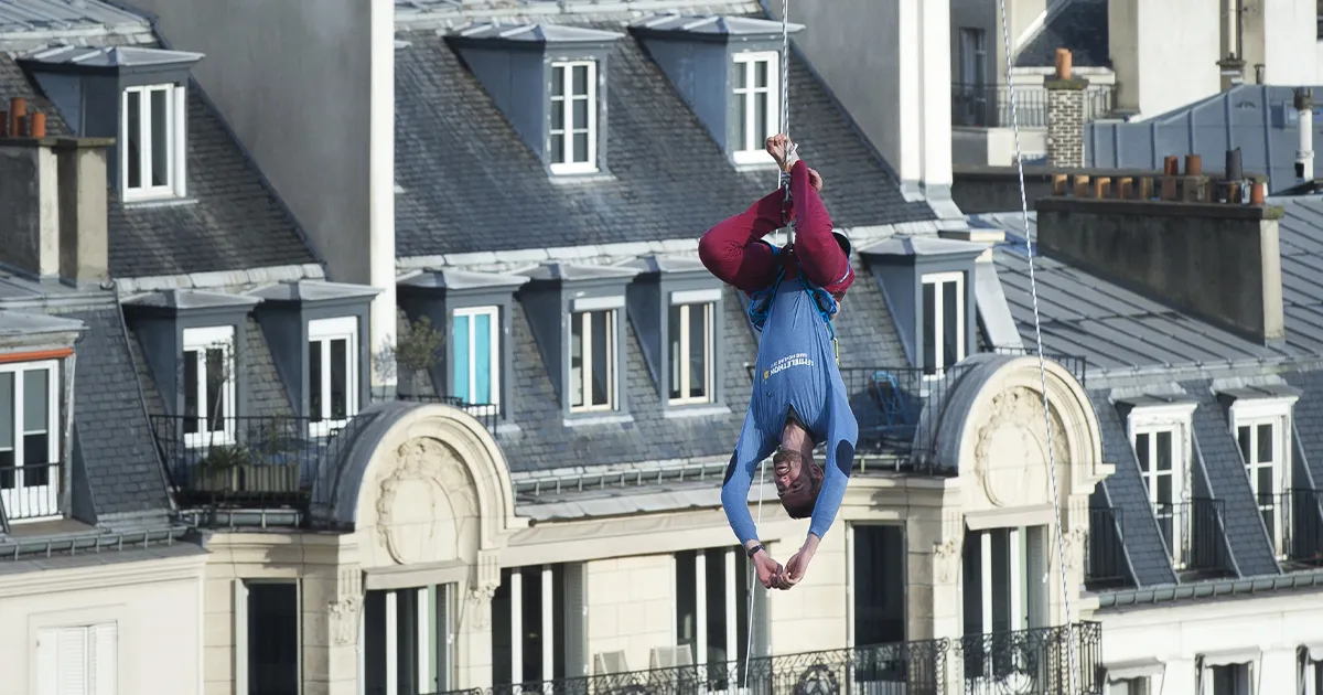 Nathan Paulin suspendu à l’envers en highline au-dessus de Paris pour le Téléthon