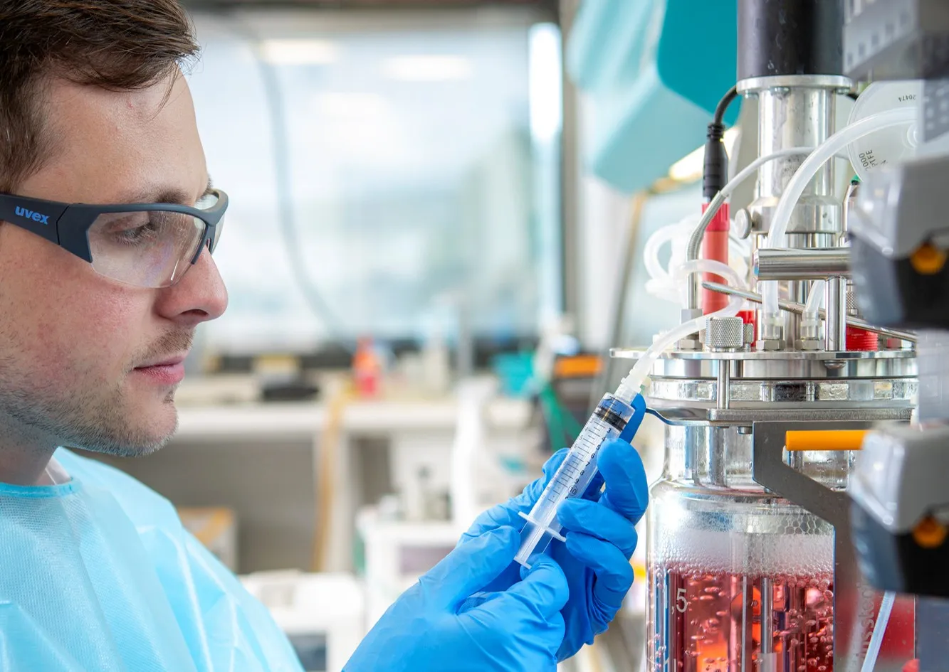 chercheur avancées laboratoire pipette