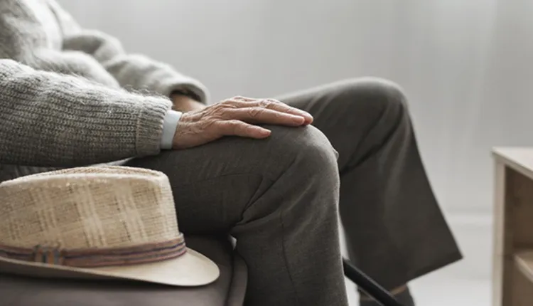 Vignette Actualité : Monsieur âgé, assis dans un fauteuil
