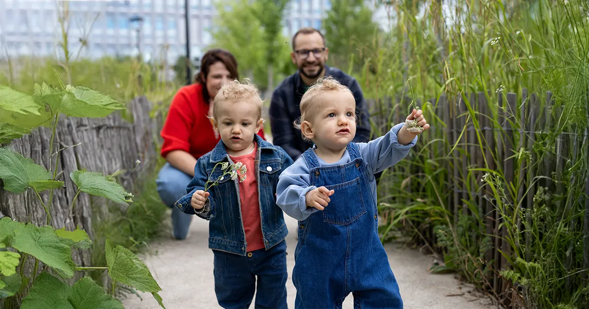 Arthur et Raphaël avec leurs parents Hélène et Valentin