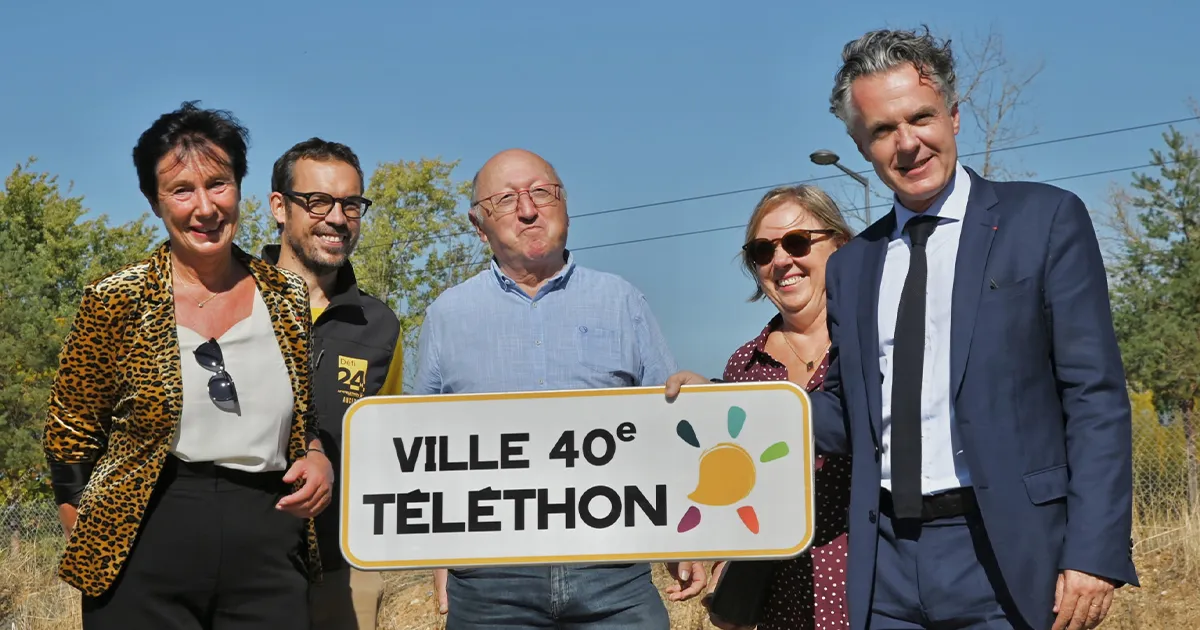 Laurence Tiennot-Herment, présidente de l'AFM-Téléthon, avec les représentants de la ville d'Angers, commune du 40e Téléthon