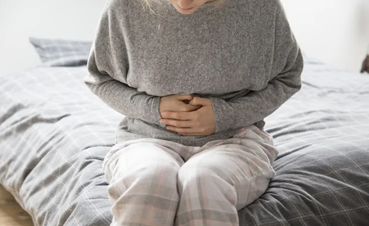 Vignette Actualité : Femme malade avec les mains sur le ventre souffrant de douleurs intenses