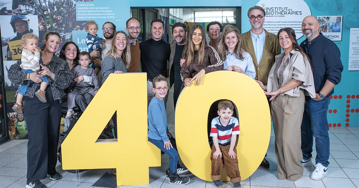 Les 5 familles ambassadrices entourées du parrain Patrick Fiori et la présidente de l'AFM-Téléthon Laurence Tiennot-Herment