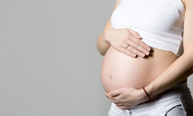 Vignette Actualité : Femme enceinte qui touche son ventre