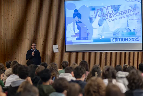 Présentation d'un chercheur dans une école dans le cadre de l'opération "1000 chercheurs dans les écoles" organisée par l'AFM-Téléthon