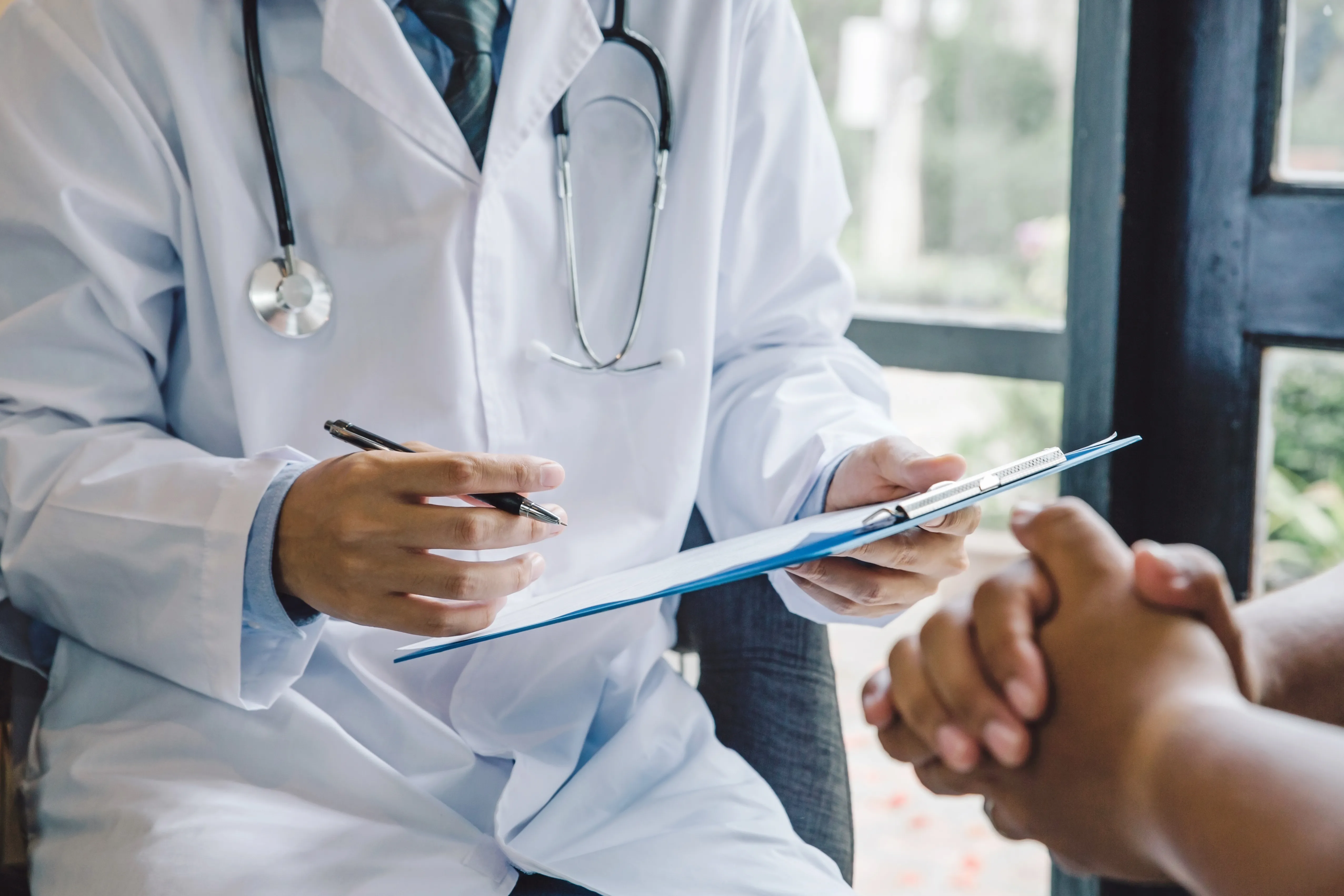 Vignette Actualité : Médecin en consultation avec un patient