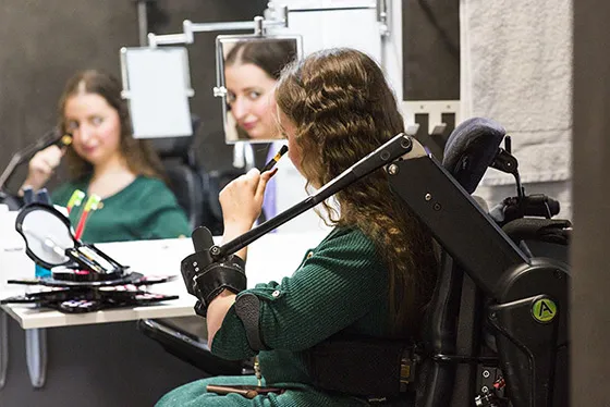 une femme se maquille avec une aide technique