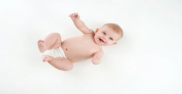 Vignette : Bébé allongé sur le sol