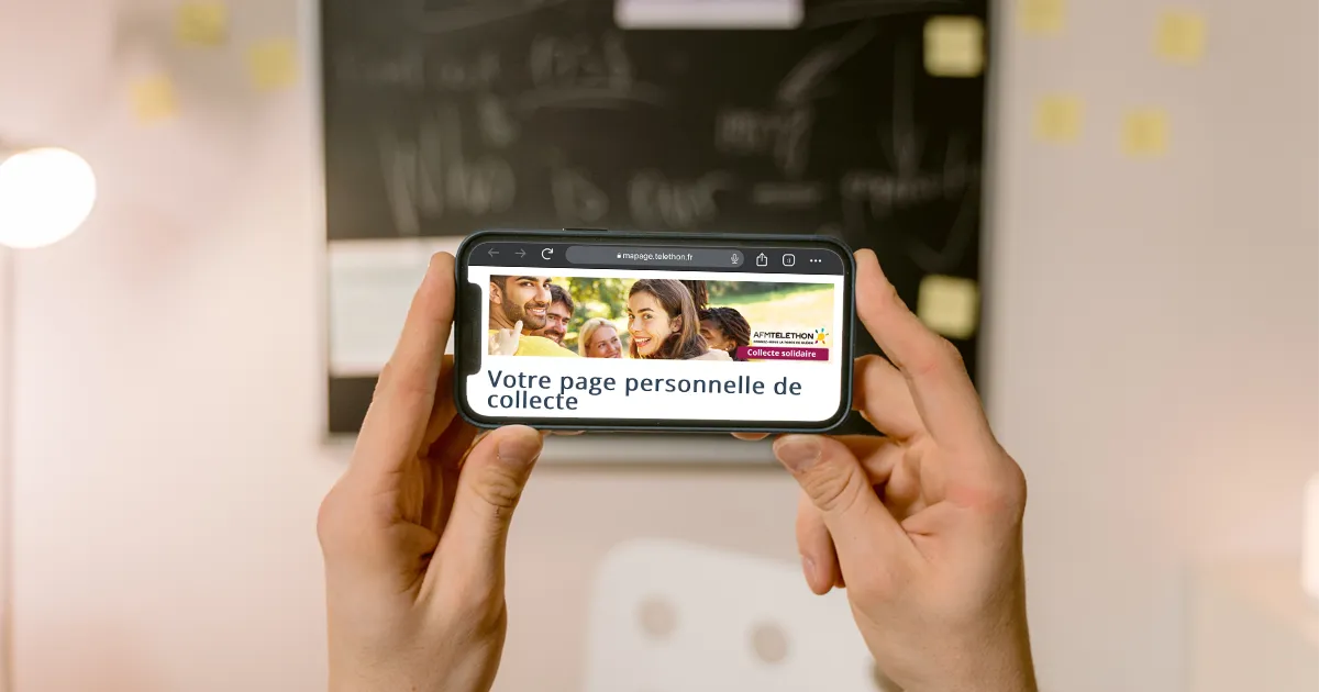 personne tenant un smartphone avec les pages de collecte