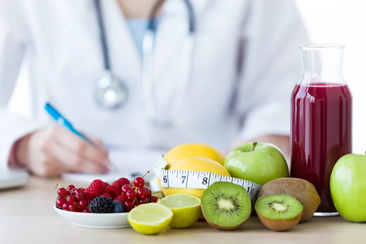 Vignette - Médecin qui rédige avec des fruits devant lui