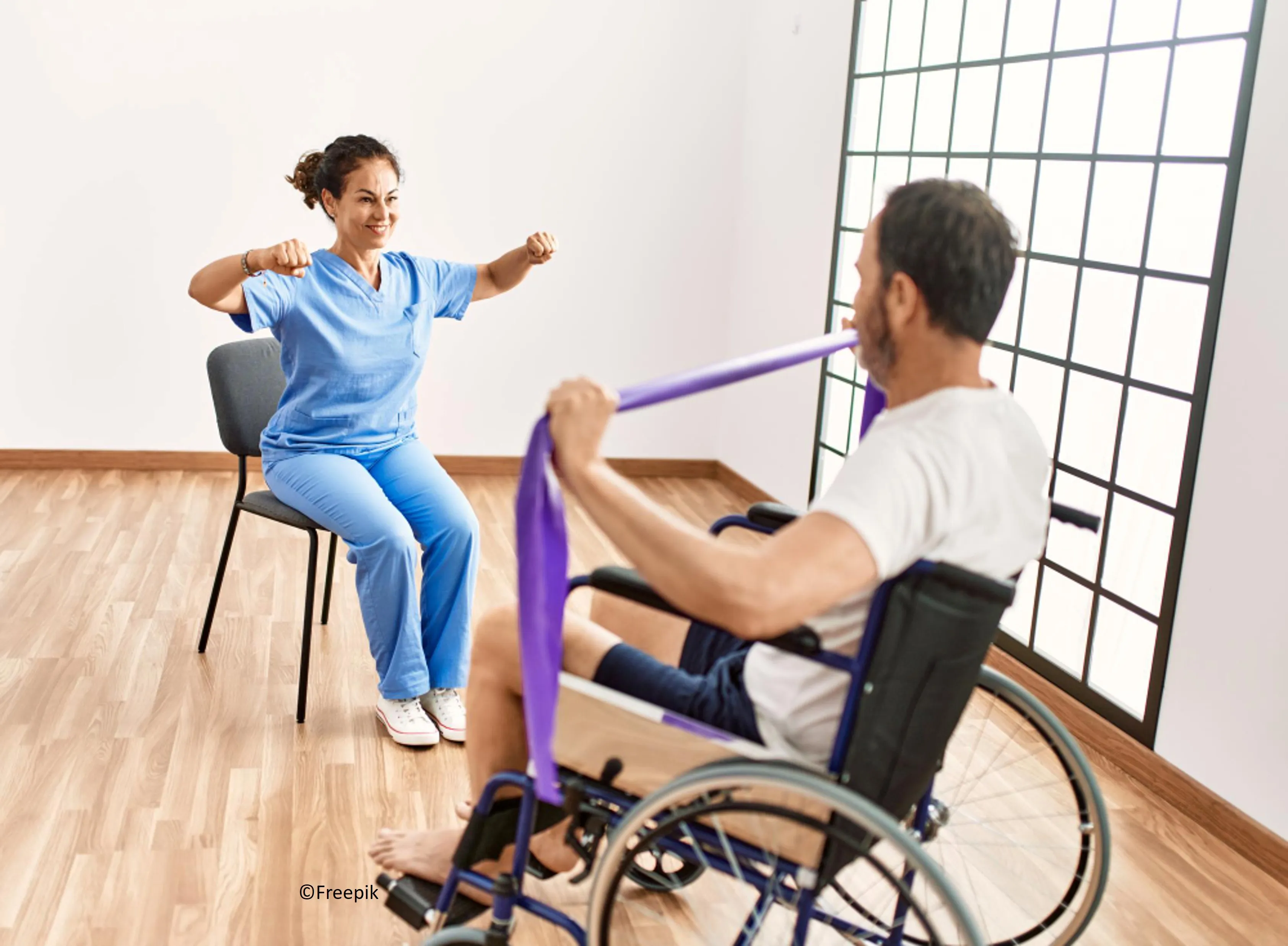 Vignette : Un homme assis dans son fauteuil roulant participe à une séance de kinésithérapie, utilisant un élastique pour ses exercices de bras