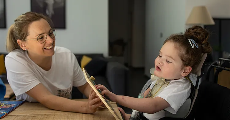 Ivy joue avec sa maman