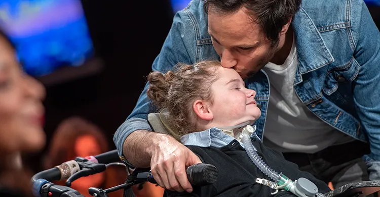 Vianney fait un bisou à Ivy sur le plateau du Téléthon 2023