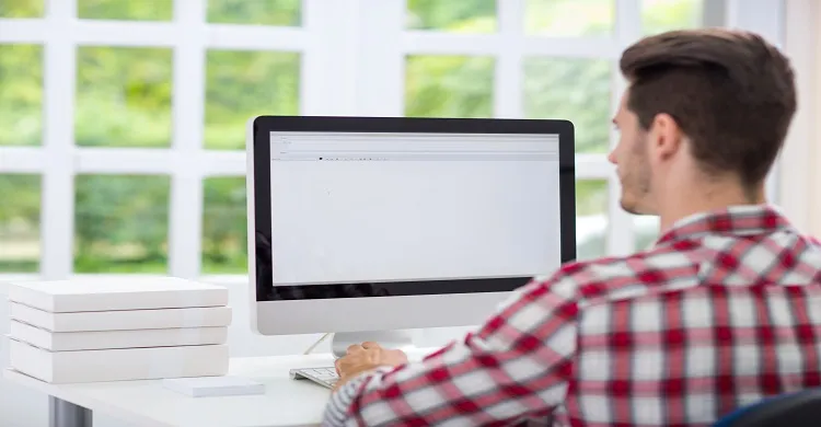 Vignette Actualité - Personne devant un écran