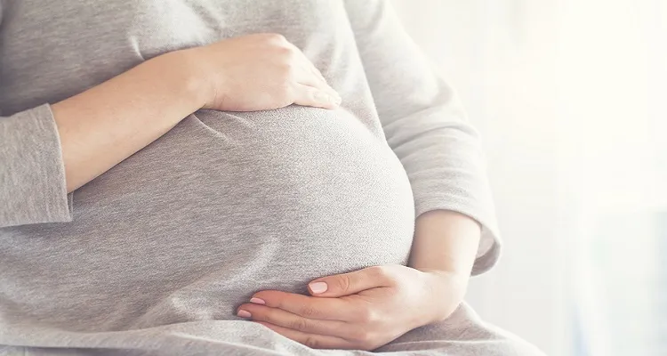 Vignette Actualité - Femme enceinte qui touche son ventre