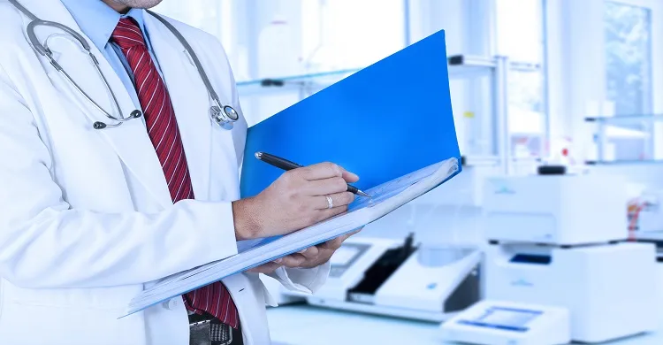 Vignette Actualité - Médecin et dossier médical