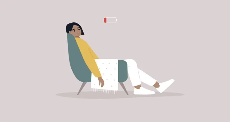 Vignette - Femme épuisée assise sur une chaise avec un indicateur de batterie faible au-dessus