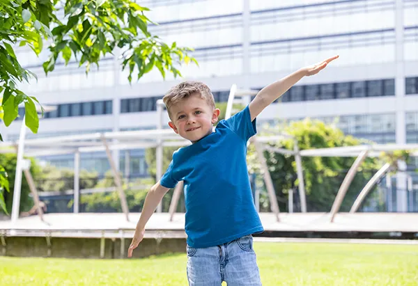 Sacha faisant l'avion