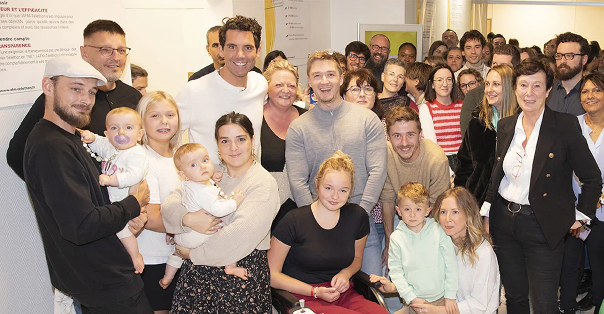 Mika entouré des familles ambassadrice du Téléthon 2024 au sein de l'AFM-Téléthon