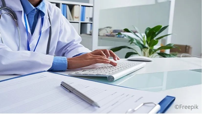 Vignette Actualité - Médecin qui écrit sur son clavier d'ordinateur