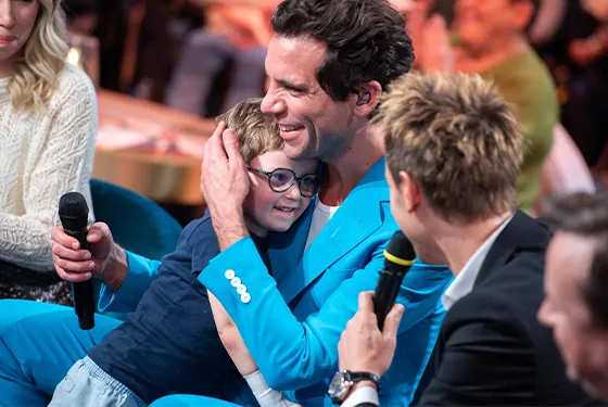 Moment de complicité entre Mika et Paul sur le plateau du Téléthon 2024
