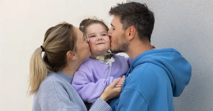 Ivy, ambassadrice du Téléthon 2023, embrassée avec amour par ses parents