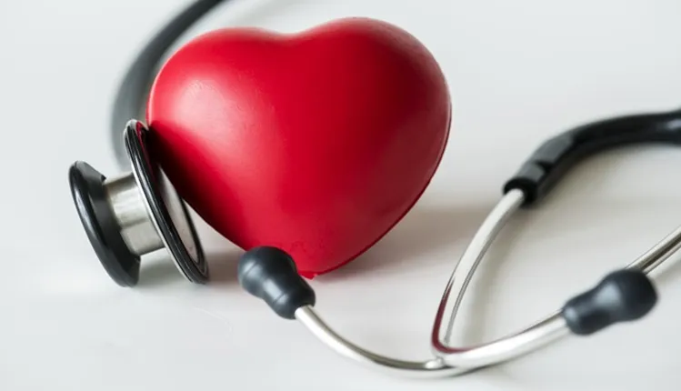 Vignette Actualité - Gros plan du cœur et un concept de bilan cardiovasculaire stéthoscope