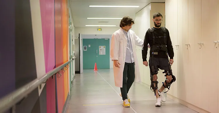 Consultation entre un médecin et un malade pour tester un exosquelette
