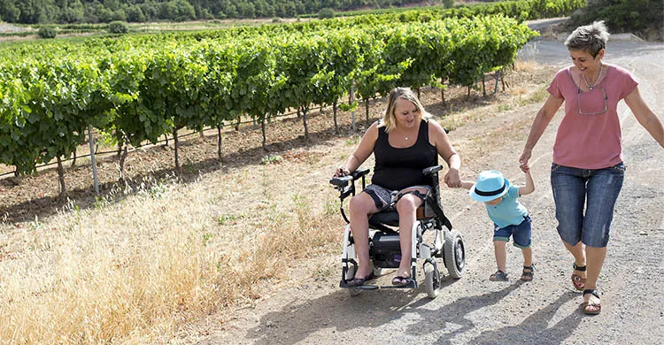 Couple en situation de handicap en balade avec leur enfant