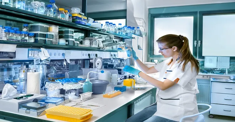 Vignette Actualité - Chercheuse qui travaille dans un laboratoire