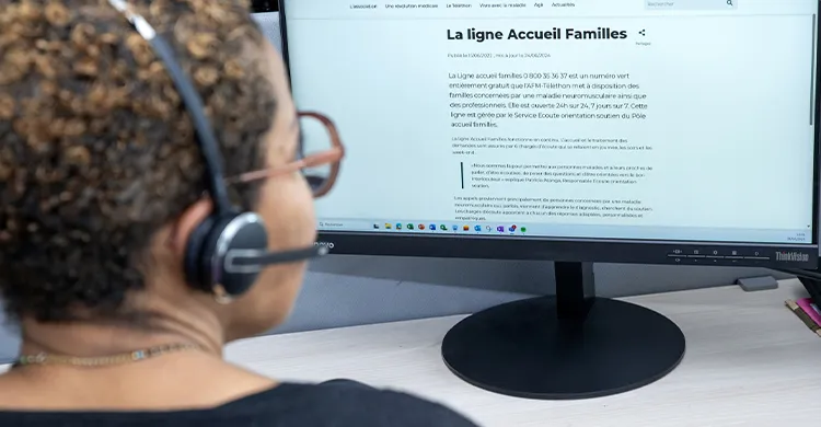 Une chargée d'écoute de la Ligne Accueil Familles de l'AFM-Téléthon prend un appel