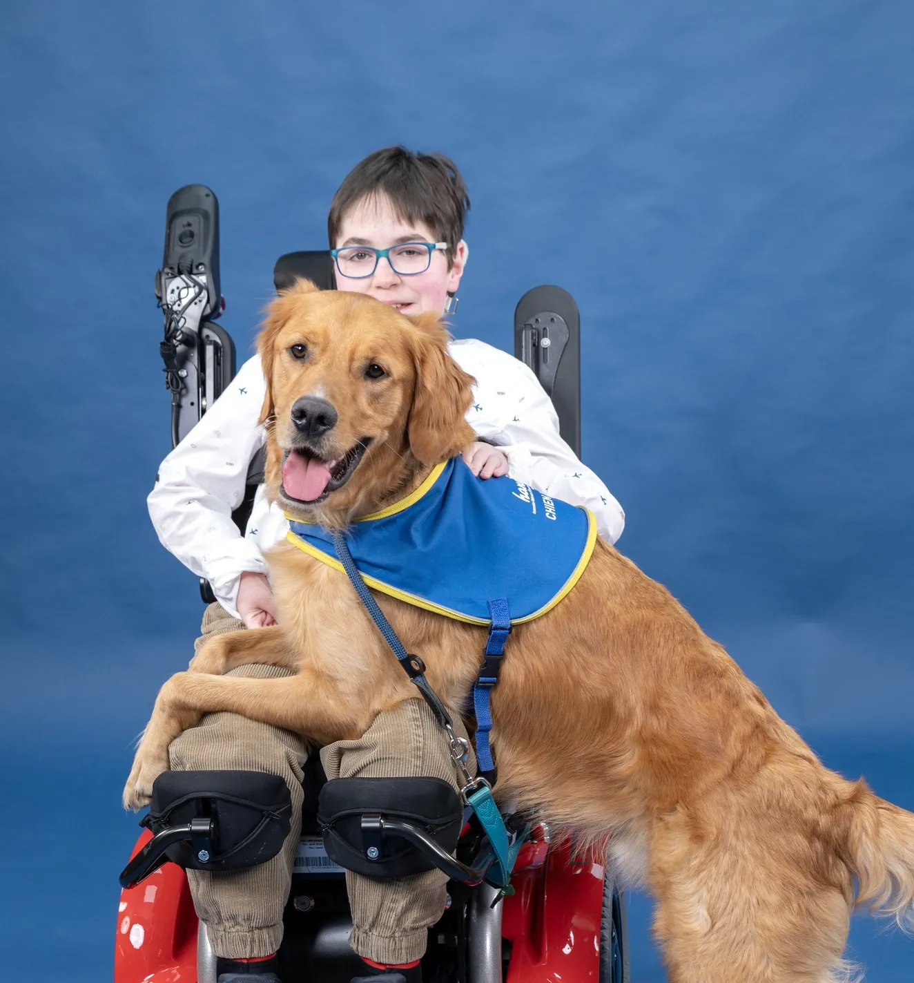 Shooting d'un enfant en fauteuil avec son chien d'assistance (Handi’Chiens)
