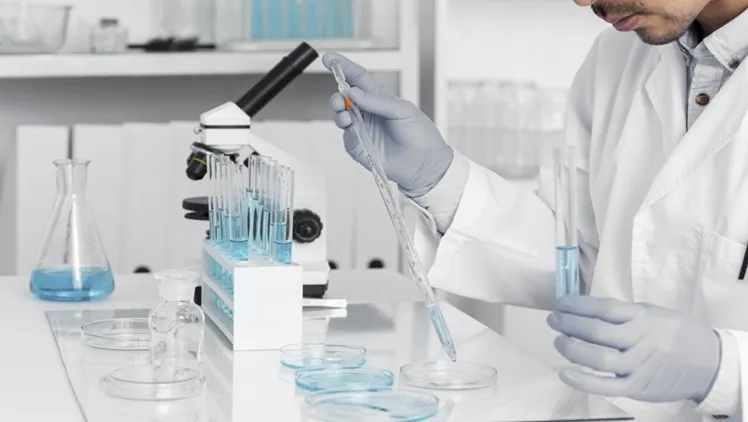 Chercheur pipette laboratoire