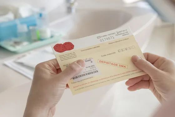 À compter du 1er septembre 2025, l’amyotrophie spinale infantile (SMA) sera systématiquement dépistée chez les nouveau-nés en France. Une avancée majeure issue de longues années de combat de l’AFM-Téléthon.