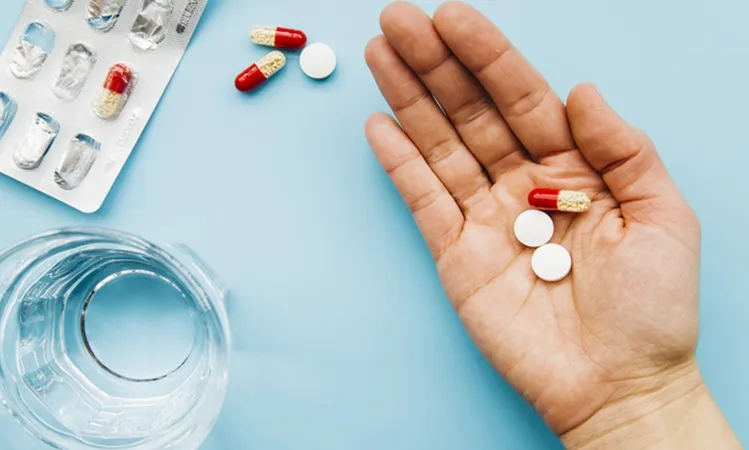 Vignette Actualité - Vue de dessus main tenant des pilules