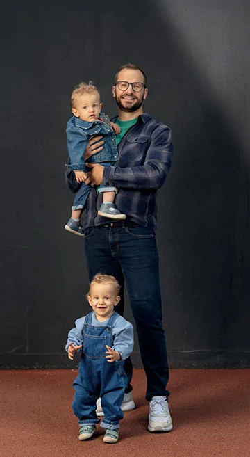Arthur et Raphaël, ambassadeurs du Téléthon 2026, avec leur papa